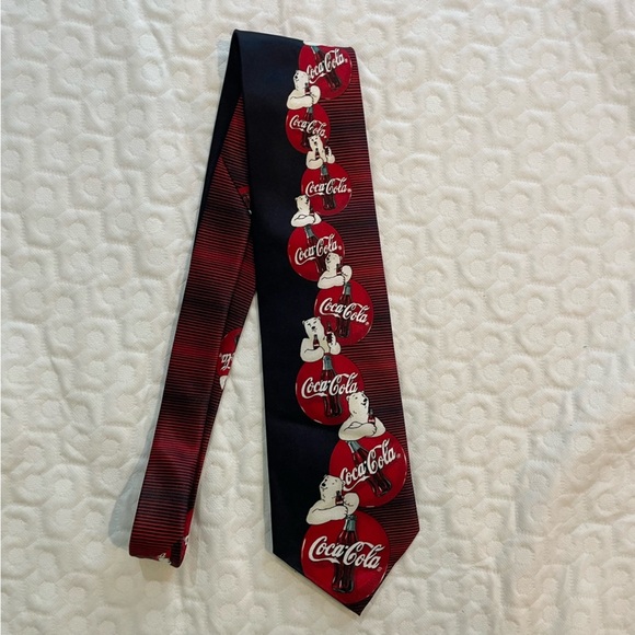 Coca-Cola Tie Polar Bear Classic Glass Bottle Tops Collectible - Picture 1 of 4